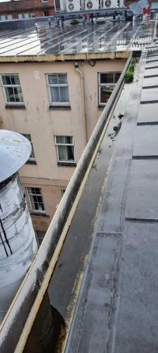 gutter-cleaning-rope-access-job-in-glasgow-1